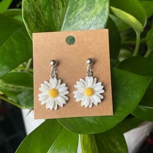 White Daisy Earrings dangle